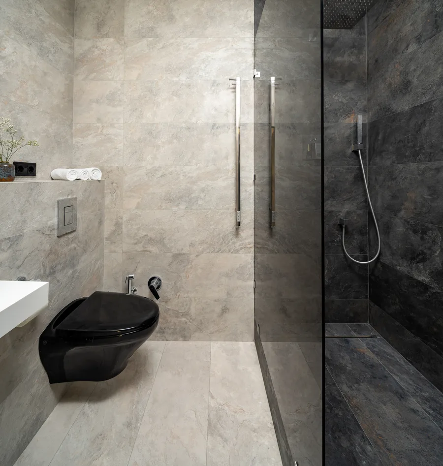 Fotografia wnętrz — łazienka apartamentu z kabiną prysznicową i czarną ceramiką, Wrocław